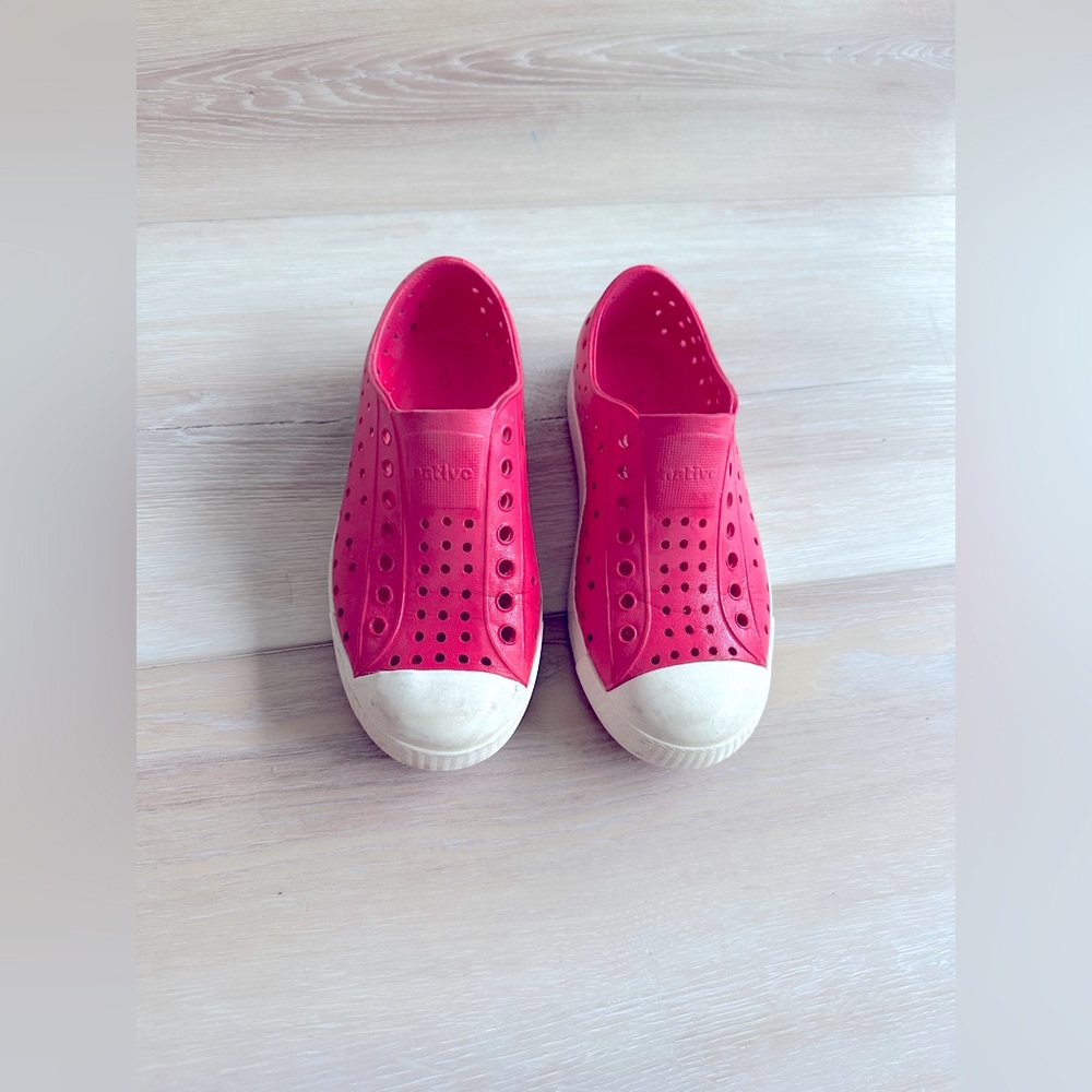 Native Jefferson kids size12. pink+white. Gently worn condition.
